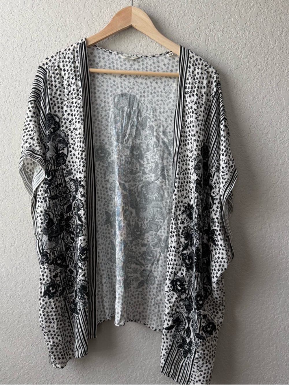 Max Studio Black and White Floral Kimono